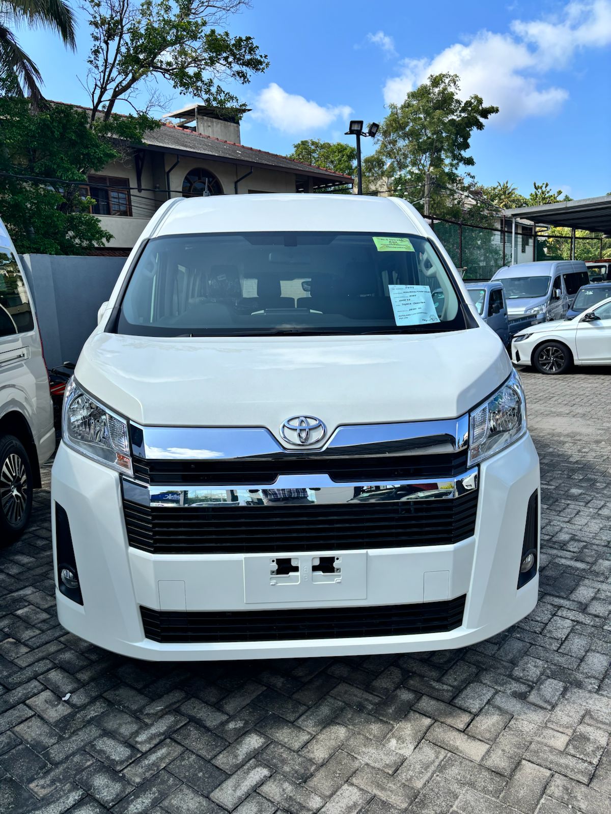 Toyota Vitz front view